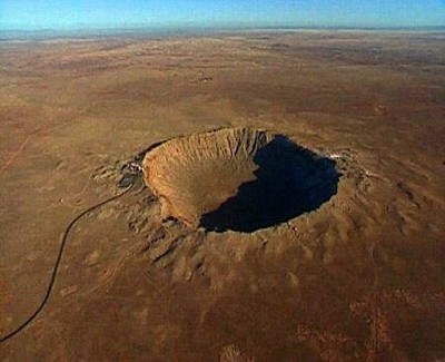 Obr. 136 Meteoritický kráter v Arizoně.