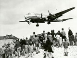 Landeanflug einer Douglas C-54 der US-Air-Force auf den Berliner Flughafen Tempelhof