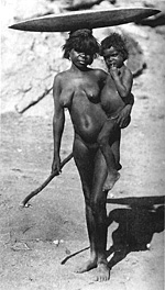 Aruntská matka s dítětem (Austrálie)
