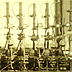 (1 ze 4) Laboratoř Levena v Rockefellerově Institutu, rok 1922. Levene měl velký pracovní prostor. Všimněte si stylu zařízení té doby.