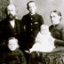 Portrét rodiny Averyových z roku 1886. Oswald stojí po levici svého otce, reverenda Josefa Francise Averyho.