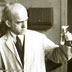Oswald Avery při práci v laboratoři okolo roku 1930.