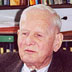 Maclyn McCarty ve své kanceláři na Rockefellerově univerzitě v roce 1999. 
