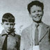 Fred Sanger (uprostřed) v jedenácti letech se svým starším bratrem a mladší sestrou.