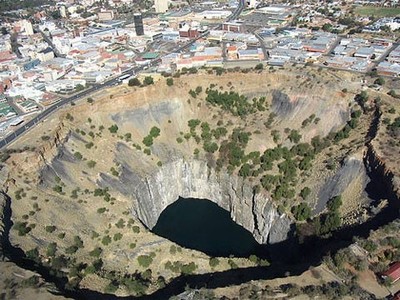 Obr. 105 Montánní formy georeliéfu. Jáma Kimberley „Big hole“ v Jihoafrické republice je hluboká kilometr. Převážně ruční práce. Důl byl opuštěn již v r. 1914. Foto kuhlsey.com