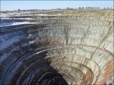 Obr. 106 Montánní formy georeliéfu. Důl na diamanty Myrnij (hloubka přes 500 m, průměr 1200 m). Foto deputy dog.com