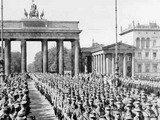 		Jednotky SA pochodijí pod Brandenburskou bránou – 1934