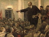 Lenin 1917 – řeč v během říjnové revoluce – v pozadí je vidět Stalin