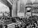 Eröffnungssitzung der verfassunggebenden Deutschen Nationalversammlungim Deutschen Nationaltheater in Weimar am 6. Februar 1919 Am Rednerpult – Friedrich Ebert