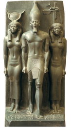 Sousoší panovníka Menkaurea s bohyní lásky Hathorou (po jeho pravici) a božstvem 17. hornoegyptského (Šakalího) kraje