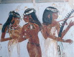 Tři mladé hudebnice – harfenice, loutnistka a flétnistka – účinkující na slavnosti v domě zámožného Egypťana