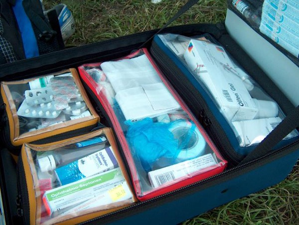 Pohled na polovinu otevřeného zdravotnického kufru s vyjímatelnými (suchý zip) průhlednými měkkými oddíly, které se dají zavírat na zip (Jan Novotný 2003).