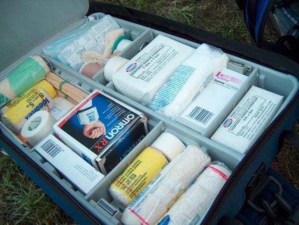 Pohled na polovinu otevřeného zdravotnického kufru s otevřenými oddíly, 
v nichž je uložen především materiál na ošetření poranění (Jan Novotný 2003).