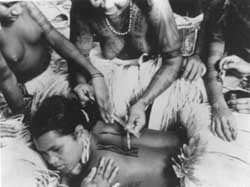 Zdroj: http://1samoana.com/files/2014/07/Samoa_women_tatoo_1940.jpeg