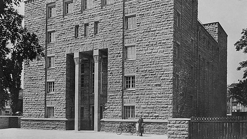 Budova Institutu pro sociální výzkum, postavená v r. 1924 podle návrhu Franze Roeckleho