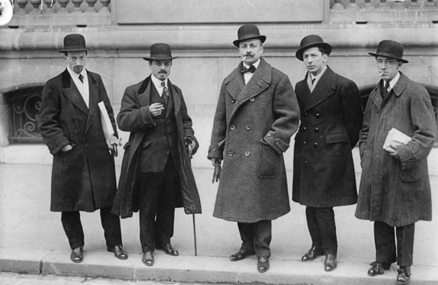 Luigi Russolo, Carlo Carrà, F. T. Marinetti, Umberto Boccioni, Gino Severini. Paříž, 1912.