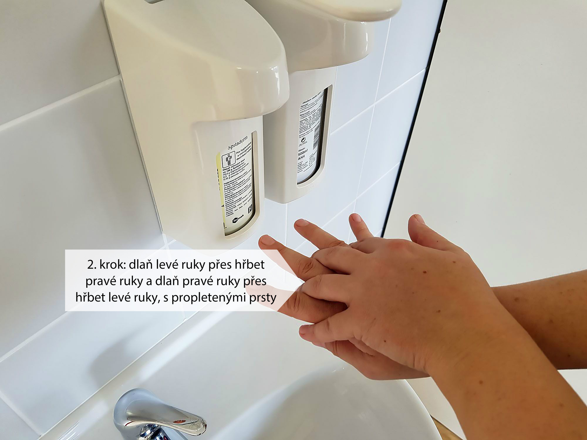 Postup vtírání dezinfekčního roztoku při hygienické dezinfekci rukou (2. krok)