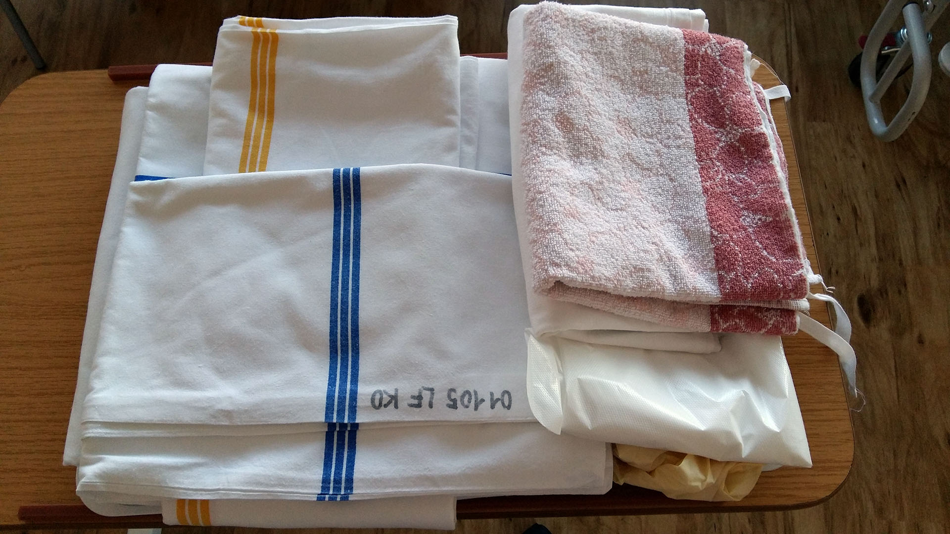 Arrangement of clean bed linen on the tray