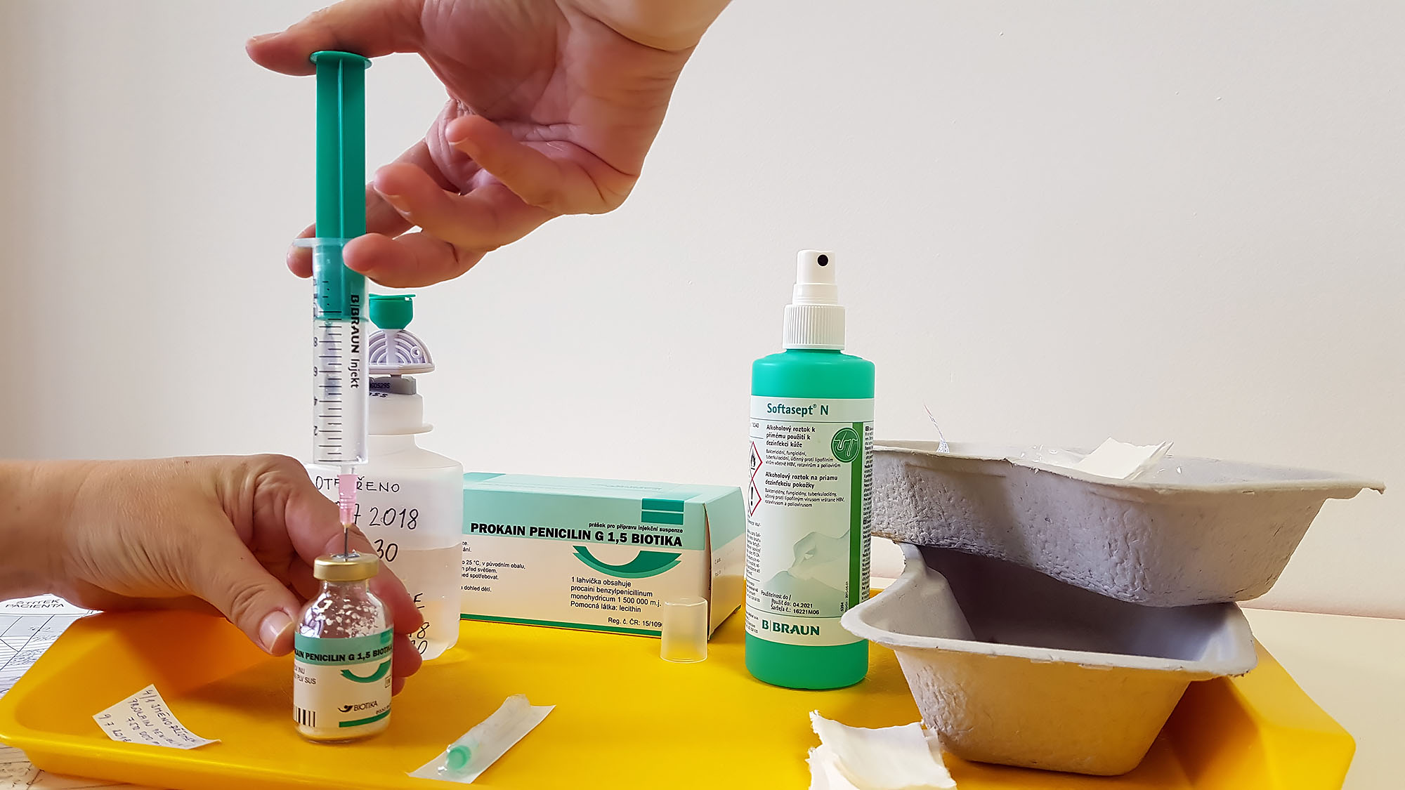 Příprava léčiva v práškové formě 3 – vstříknutí ředícího roztoku do lahvičky s léčivem