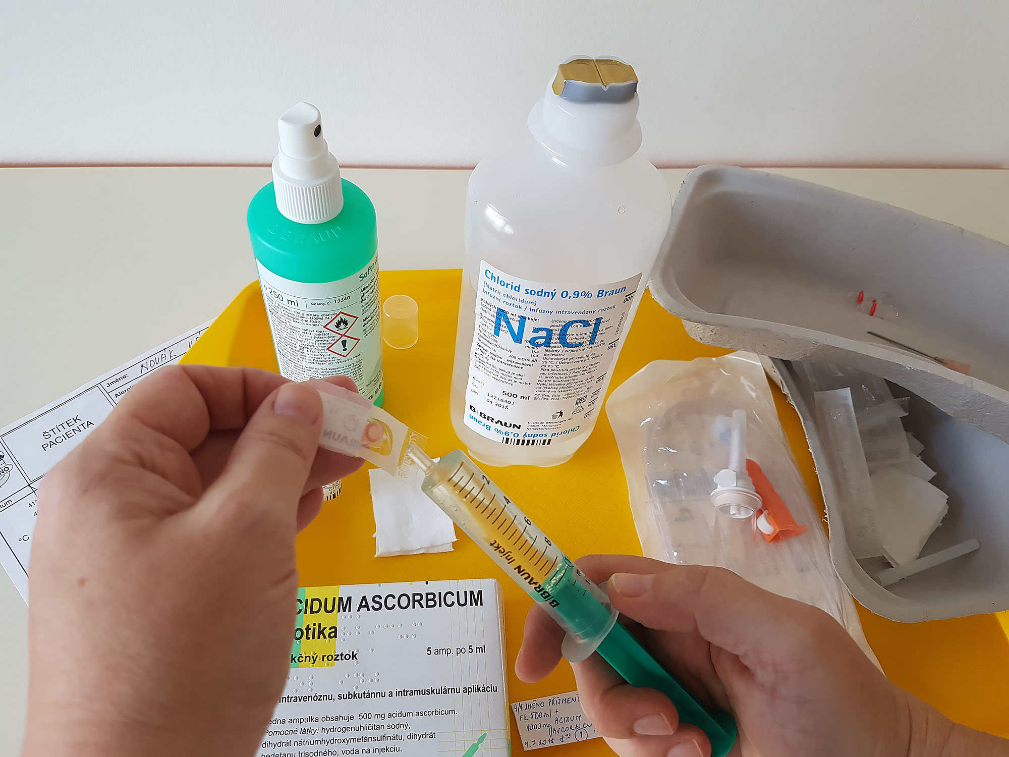 Příprava infuze 6 – výměna jehly před vpravením léčiva do láhve s infuzním roztokem
