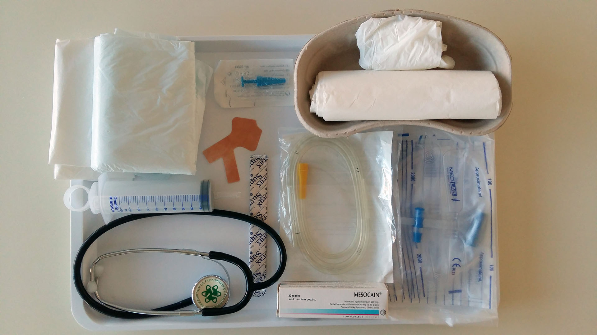 Equipment for NG tube insertion (do not store the equipment in a kidney dish)