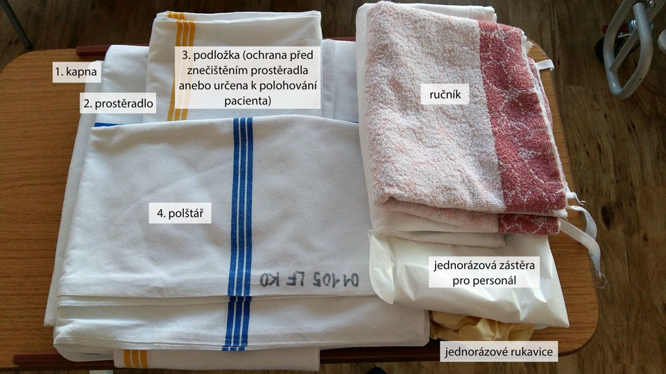 Příprava čistého prádla na podnos