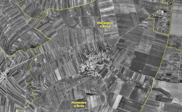 Letecký snímek obce Moravany z 50. let