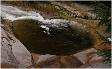 Obří hrnec v oblasti Mumlavského vodopádu