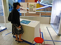 Umístění pultu s dotykovou obrazovkou v prostoru muzea