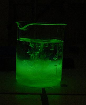  <p>Roztok fluoresceinu pod UV-lampou</p>
 