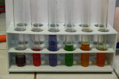  Roztok anthokyanových barviv v různém pH prostředí 