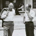 Symposium v Cold Spring Harbor v roce 1966. Mahlon Hoagland (vpravo) během diskuze s Ernestem Borekem (vlevo).