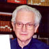 Marshall Nirenberg v NIH, 1999. V ruce drží jednu z původních tabulek s genetickým kódem.