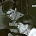 Barbara McClintocková s Davidem Micklosem, ředitelem DNA výukového centra (DNA Learning Center) v Cold Spring Harbor, 1988. Prohlíží si některé své věci, které byly v centru vystaveny. 