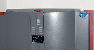 Historický vektorový superpočítač Cray EL98 (8 procesorů, 2 GB DRAM, 635 kg) vystavený na naší fakultě