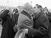 Generální tajemník ÚV KSČ Gustáv Husák se vítá s Leonidem I. Brežněvem 24.1.1972