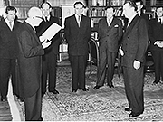 Prezident Edvard Beneš čte seznam nově jmenovaných ministrů vlády Klementa Gottwalda