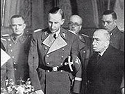 Heydrich a Hácha u korunovačních klenotů