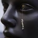 Obr. 69.: Nakonec něco úsměvného. Nositelé této kontaktní čočky by snad mohli “plakat pravé perly“ nebo je to falešný piercing?