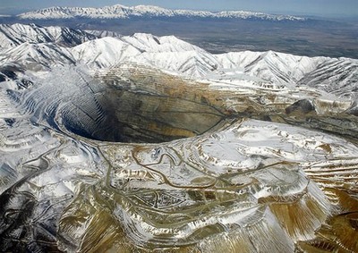 Obr. 107 Montánní formy georeliéfu. Povrchový důl a haldy hlušiny. Bingham Canyon. Utah, USA. Foto wikipedia.org