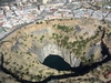 Obr. 105 Montánní formy georeliéfu. Jáma Kimberley „Big hole“ v Jihoafrické republice je hluboká kilometr. Převážně ruční práce. Důl byl opuštěn již v r. 1914. Foto kuhlsey.com
