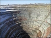 Obr. 106 Montánní formy georeliéfu. Důl na diamanty Myrnij (hloubka přes 500 m, průměr 1200 m). Foto deputy dog.com
