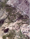 Obr. 133 Zemědělské formy georeliéfu – terasové uspořádání svahu masívu Jabal al Akbar v severním Ománu. Burkert et al., German research, 2007