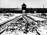 Blick auf das Torhaus des Konzentrationslagers Auschwitz – Birkenau Mai 1945