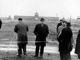Prozessbeteiligte des Auschwitz-Prozesses beim Ortstermin im ehemaligen Konzentrationslager Auschwitz 1964