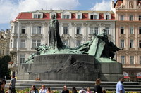 Statue von Jan Hus auf dem Altstädter Ring – Prag
